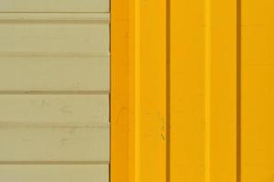 grau und hell Gelb Warenhaus Mauer gemacht von profiliert Metall Wand, Hintergrund Ideen zum ein Bildschirm oder Design Artikel foto
