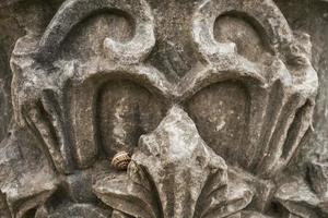 Einzelheiten von das Hauptstadt von das Säulen auf das Ruinen von ein griechisch Tempel mit ein schön Marmor Carving, das Geschichte und Erbe von uralt Zivilisationen im das ägäisch Region von Truthahn, Ferien Reise foto