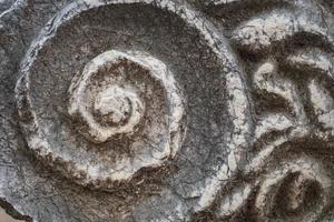 Einzelheiten von das Hauptstadt von das Säulen auf das Ruinen von ein griechisch Tempel mit ein schön Marmor Carving, das Geschichte und Erbe von uralt Zivilisationen im das ägäisch Region von Truthahn, Ferien Reise foto
