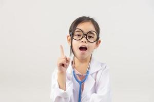 Asien wenig Mädchen spielen Arzt isoliert auf Weiß foto