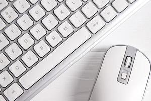Weiß kabellos Tastatur und Maus auf Tisch, pc Ausrüstung foto