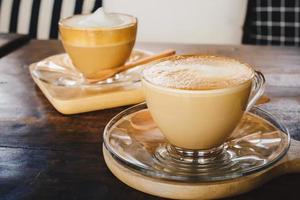 ein Tasse von heiß Cappuccino Kaffee und ein Tasse von heiß Latté Kaffee im Cafe Geschäft. foto