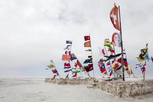 Nationalflaggen in Salar de Uyuni in Bolivien foto