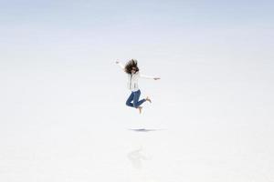 junge Frau in Salar de Uyuni Salzwüste in Bolivien foto