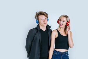 glückliches junges Paar in Kopfhörern, die Musik im Studio hören foto