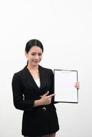Porträt einer Geschäftsfrau mit Dokumenten lokalisiert auf weißem Hintergrund. foto