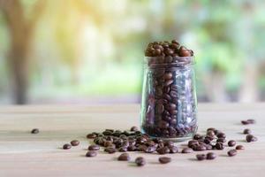 geröstete Kaffeebohnen in einer Glasflasche foto