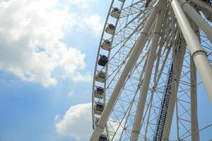 riesiges weißes Riesenrad foto