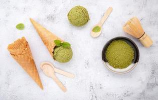 Matcha-Eis auf grauem Hintergrund foto