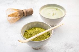 Matcha-Pulver und Tee foto