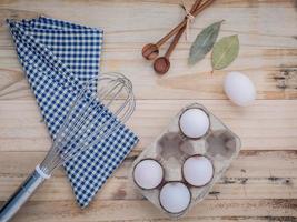 Eier mit Kochutensilien foto