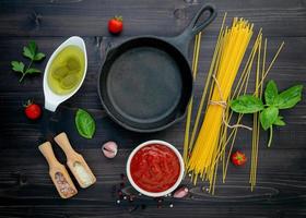 Pfanne mit Spaghetti-Zutaten foto
