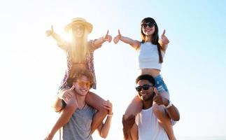 glücklich lächelnd Paare spielen beim das Strand foto