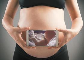 Baby auf ein Telefon foto