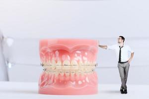 Geschäftsmann zeigt an das Anwendung von ein Dental Gerät foto