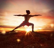 Yoga beim Sonnenuntergang foto
