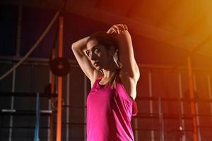 sportlich Mädchen tut Dehnen Übungen beim das Fitnessstudio foto