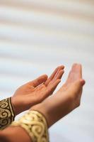 Hände einer muslimischen oder islamischen Frau, die beim Beten zu Hause gestikuliert foto