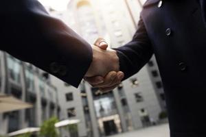 Händeschütteln Geschäft Person im Büro. Konzept von Zusammenarbeit und Partnerschaft. foto
