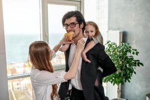 glücklich Familie haben ein Frühstück beim Zuhause foto