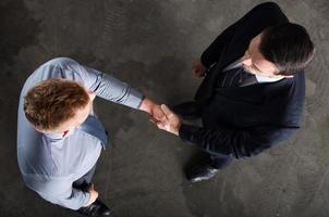 Händeschütteln Geschäft Person im Büro. Konzept von Zusammenarbeit und Partnerschaft foto