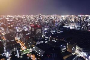 Nacht Horizont von Tokyo Stadt von ein Wolkenkratzer. foto