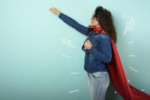 Frau handelt mögen ein Superheld. Konzept von Entschlossenheit und Leistung. cyan Hintergrund foto