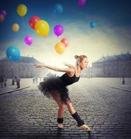 Tänzer mit bunt Luftballons foto