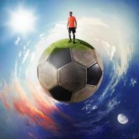 Fußball Spieler im ein Fußball Ball Planet foto