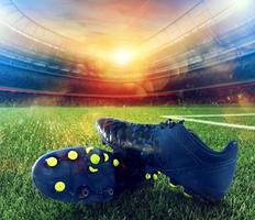 Fußball Schuhe auf Spielplatz von ein groß Stadion foto