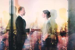 Handschlag von zwei Geschäftsperson im Büro Konzept von Partnerschaft und Zusammenarbeit foto