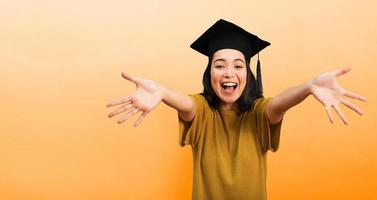 Frau ist glücklich zu haben erreicht Abschluss. Konzept von Erfolg im Studien foto