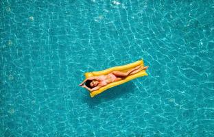 Mädchen im Badeanzug Wer bräunen im ein Schwimmen Schwimmbad foto