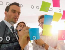 Mannschaft von glücklich Menschen Arbeit zusammen wie Zusammenarbeit und Partner foto