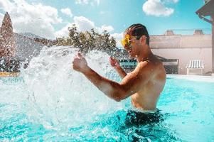 Mann im Badeanzug genießen im ein Schwimmen Schwimmbad foto