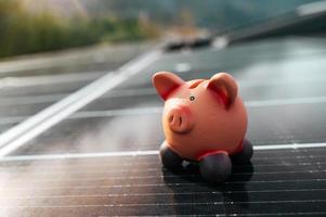 Geld Gerettet durch mit Energie mit Solar- Panel auf das Dach foto