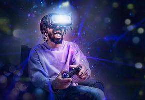 Junge mit vr Brille abspielen mit ein virtuell Videospiel foto
