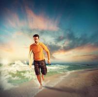 Surfer am Strand foto