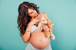 schwanger Frau erwarten ein Kind streichelt ihr Bauch foto