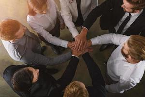 Geschäft Menschen Putten ihr Hände zusammen wie Zusammenarbeit und Partner foto