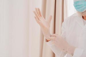 Arzt mit Maske und Gesicht Schutz ist bereit zu Arbeit im Krankenhaus foto