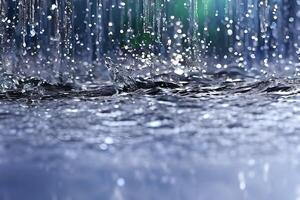 schwer Regen fallen beim das Straße Oberfläche Bokeh Hintergrund. foto