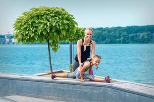 Mutter und Tochter tun Fitnessstudio Übungen foto