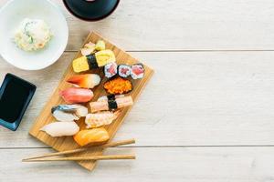 Lachs, Thunfisch, Muschel, Garnelen und andere Fleisch-Sushi-Maki foto