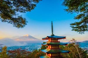 schöne Landschaft von mt. Fuji mit Chureito-Pagode, Japan