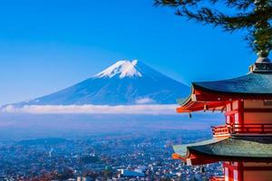 schöne Landschaft von mt. Fuji mit Chureito-Pagode, Japan foto