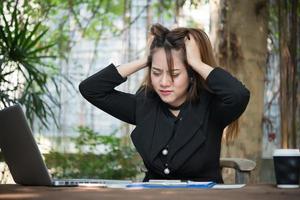 Porträt einer gestressten Geschäftsfrau an ihrem Arbeitsplatz foto