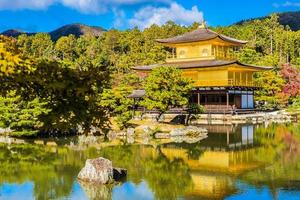 Kinkakuji-Tempel oder der goldene Pavillon in Kyoto, Japan foto