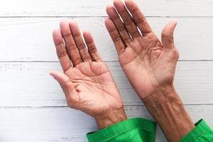 Hände der älteren Person lokalisiert auf weißem Tisch
