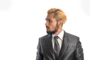 selbstbewusster junger Geschäftsmann im Anzug lokalisiert auf weißem Hintergrund foto